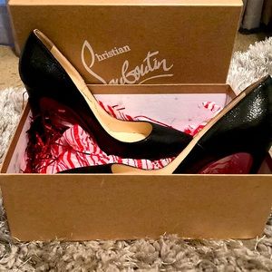 Like new Black textured So Kate pumps